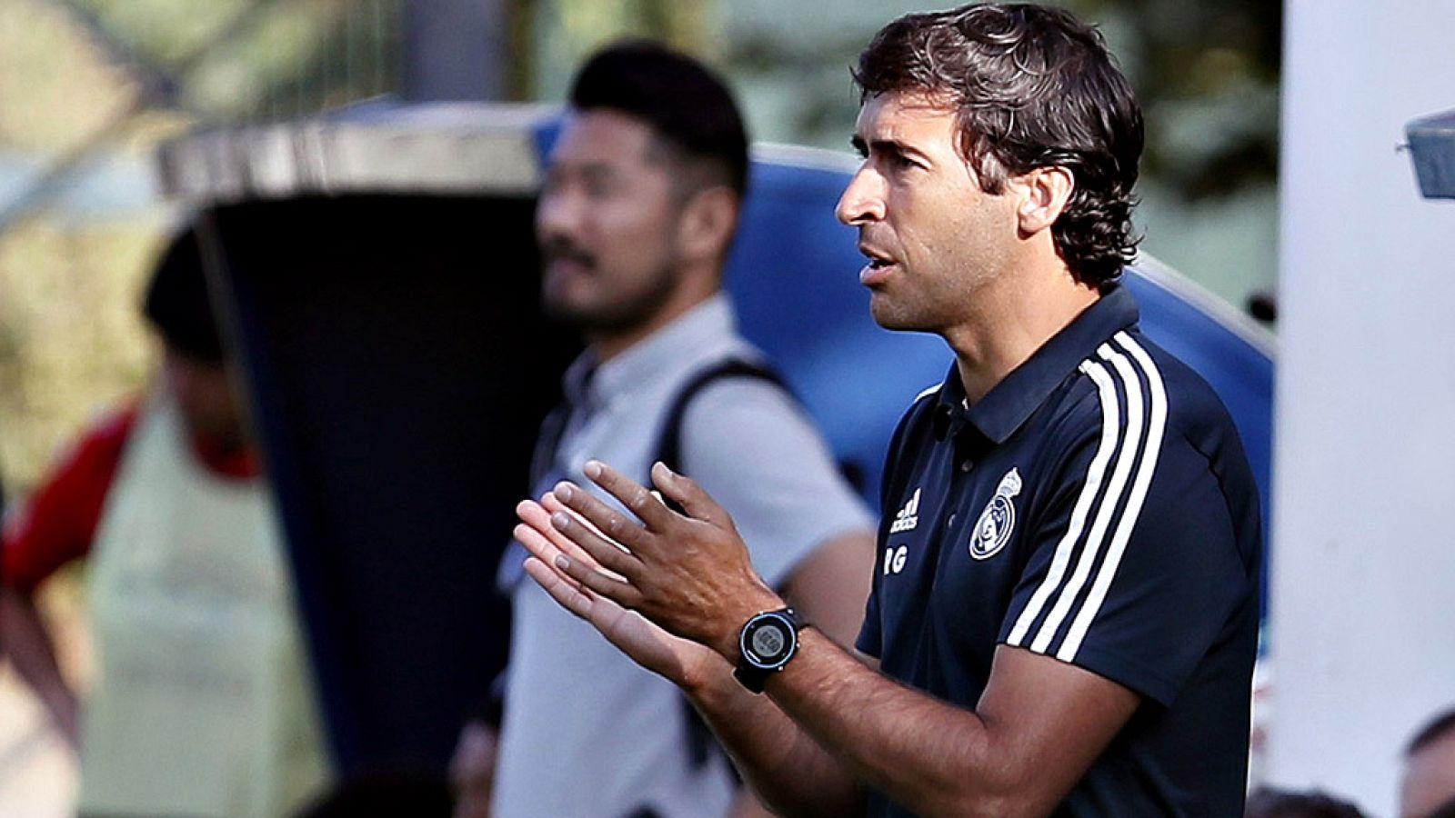 El Real Madrid hizo oficial este jueves que Raúl González Blanco será el técnico del Castilla la próxima temporada. Raúl dirigió el pasado curso al cadete B y al juvenil B en la cantera madridista y ahora da un nuevo paso adelante en su carrera como