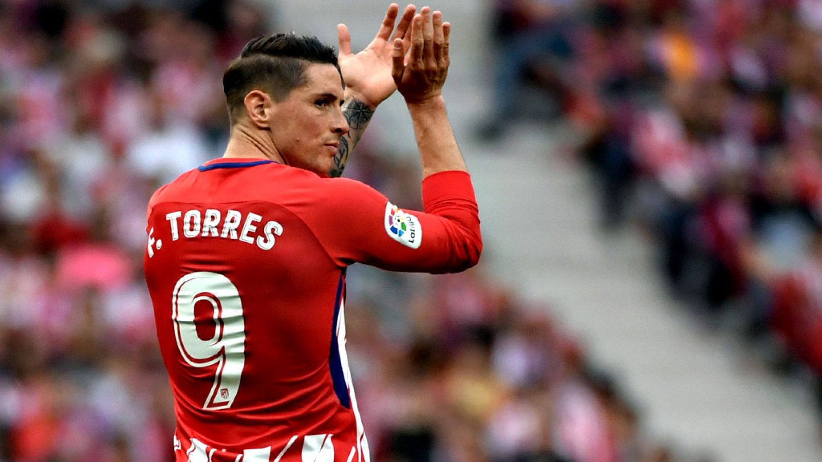 Fernando Torres puso este viernes el punto final a una carrera  futbolística de 18 años desde que debutase con el Atlético hasta que  la haya terminado lejos de casa, en el fútbol japonés, y convertido  como un ídolo de la afición rojiblanca y el aut