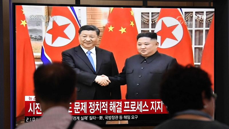 Pionyang y Pekín escenifican su renovada amistad con la visita de Xi Jinping a Kim Jong-un