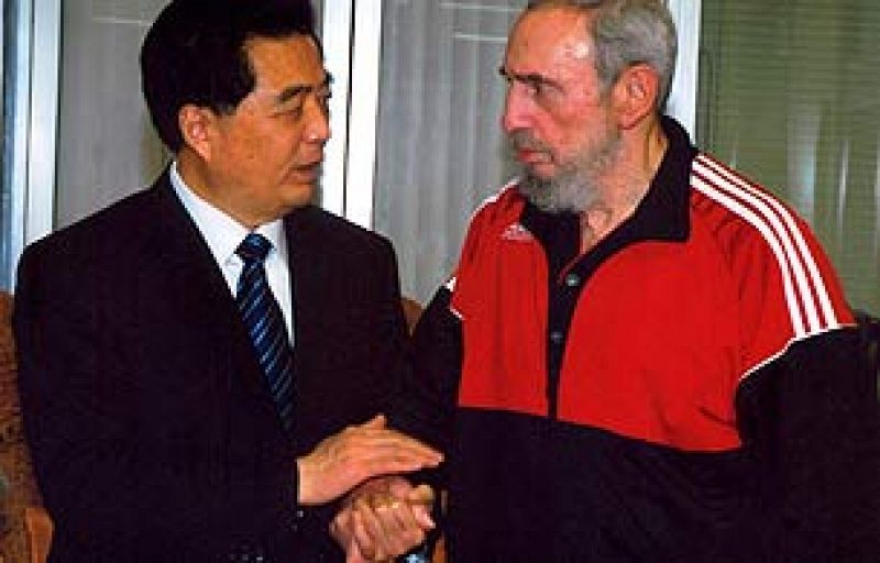 El presidente chino Hu Jintao se entrevista en La Habana con Fidel y Raúl Castro