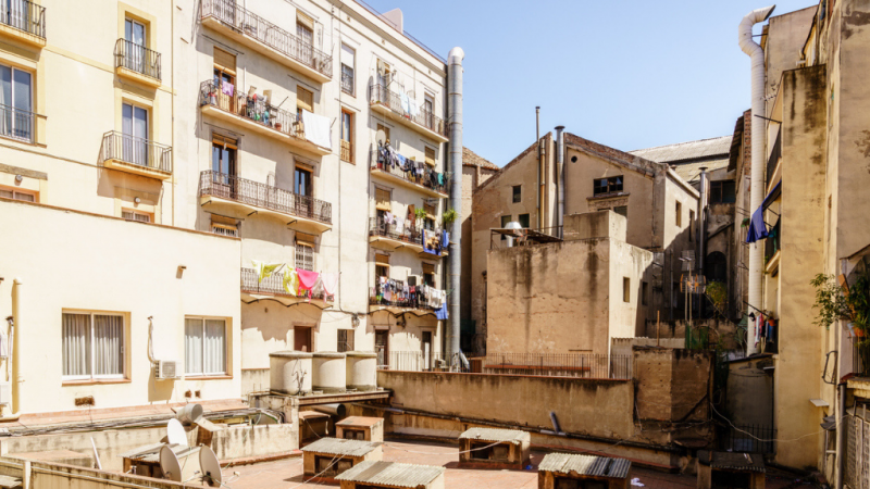 El Ayuntamiento de Barcelona expropia por primera vez el uso de un piso vacío de un banco