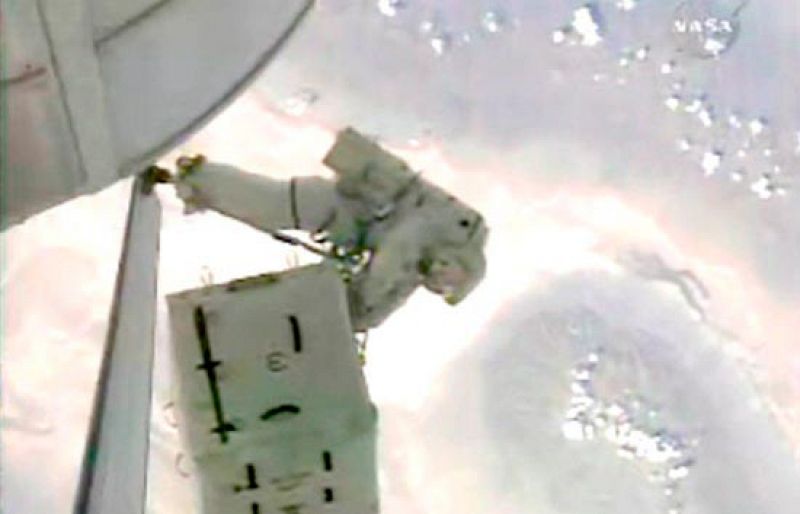 Una astronauta pierde la 'caja de herramientas' en su caminata espacial