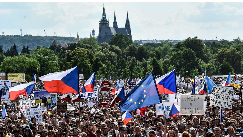 Miles de personas exigen en Praga la dimisión del primer ministro checo