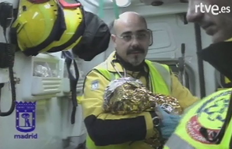 Una mujer da a luz a su cuarto hijo en plena calle del madrileño barrio de Vallecas