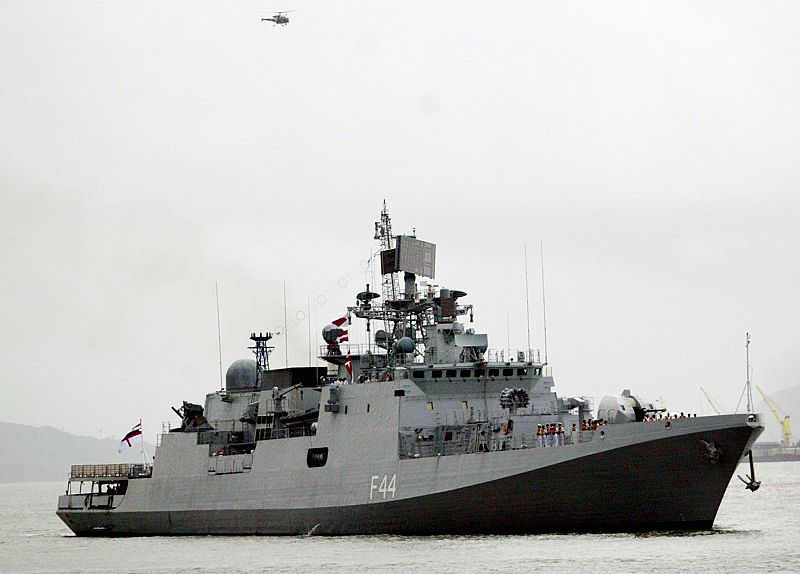 Una fragata india destruye un barco nodriza de los piratas en el Golfo de Adén