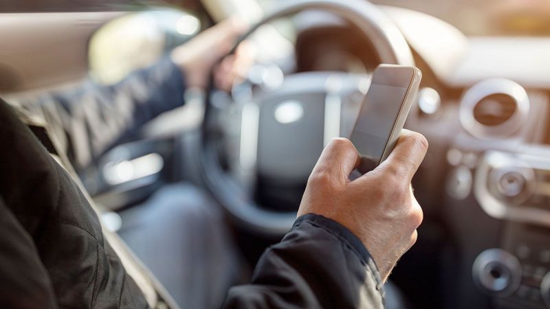 La DGT pide no llamar ni enviar whatsApps a personas que estén conduciendo