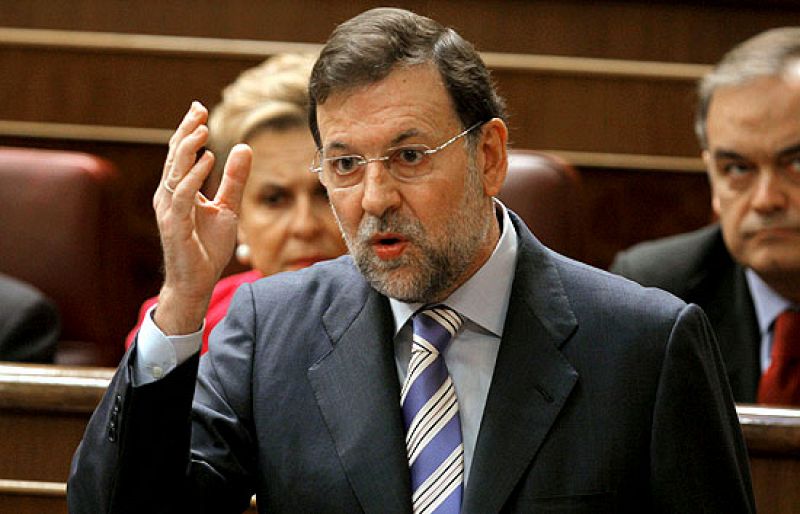 Rajoy pide la retirada de los Presupuestos y Zapatero defiende su validez
