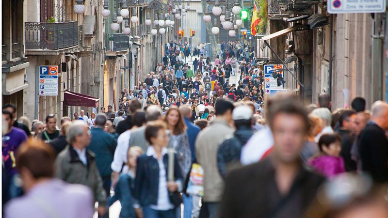 España alcanza la cifra récord de 46,9 millones de habitantes gracias a la inmigración, que compensa la baja natalidad
