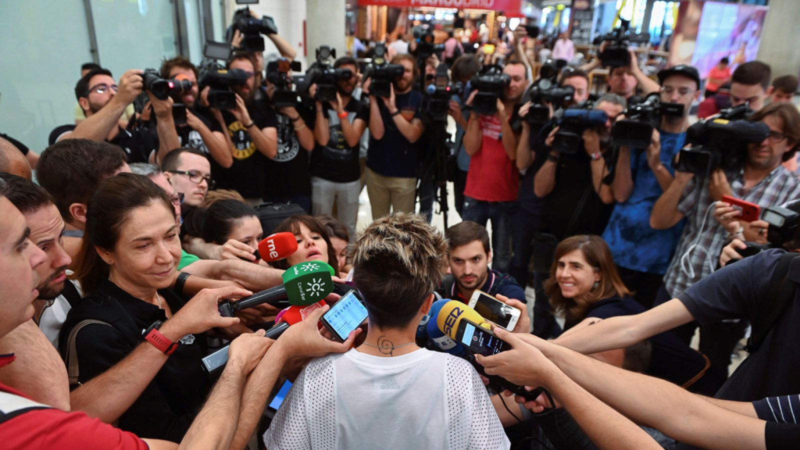 Gran recibimiento a la selección española tras el Mundial de Francia | Ver
