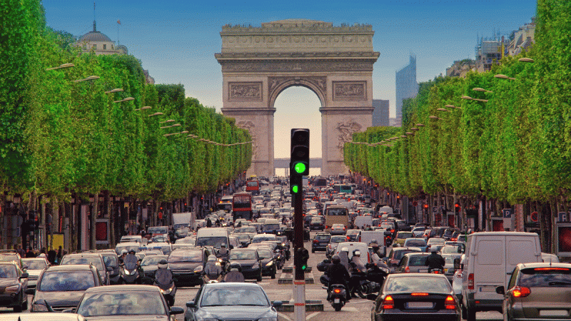París prohíbe circular a un tercio de los vehículos por la contaminación generada por la ola de calor