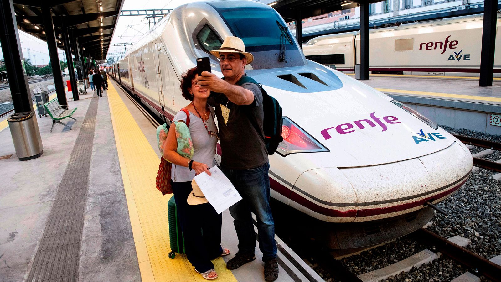 Primer viaje comercial del AVE entre Granada y Madrid