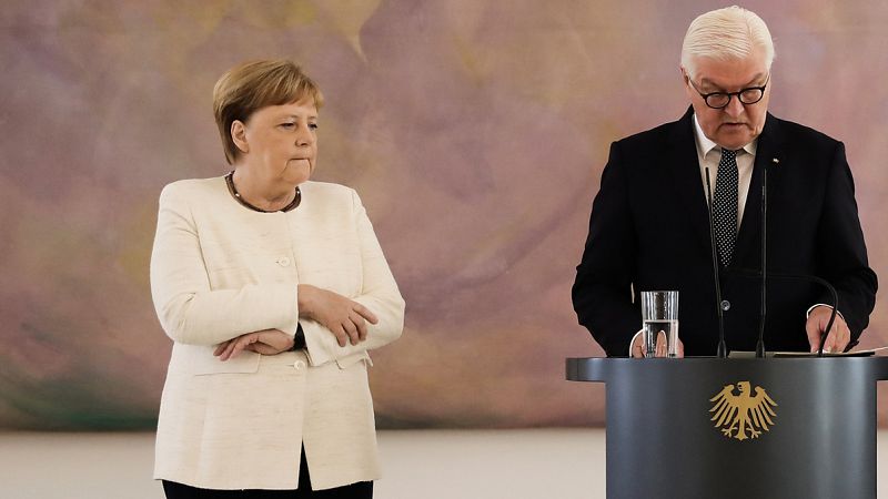 Merkel sufre otro episodio de temblores durante un acto público