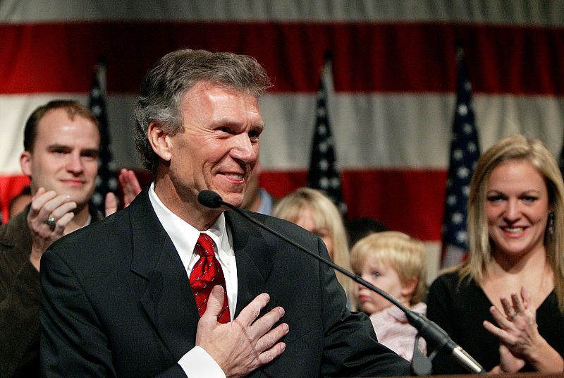 Obama elige al ex senador Tom Daschle como secretario de Sanidad