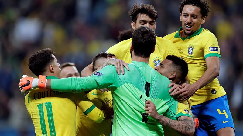 Brasil sobrevive a 'Gatito' en los penaltis ante Paraguay y pone rumbo a semifinales