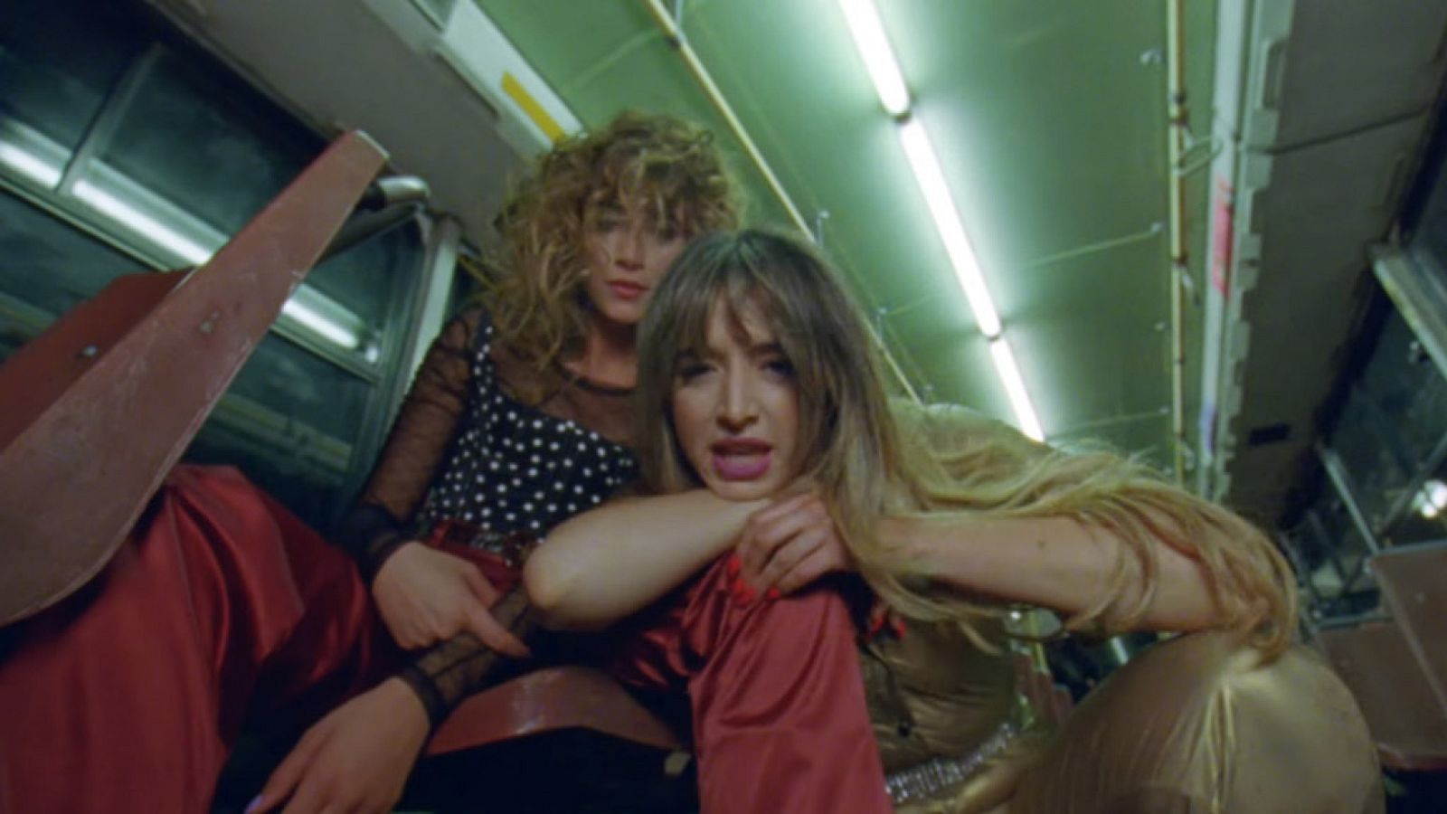 Corazón - Aitana y Lola Índigo estrenan el videoclip de "Me Quedo"