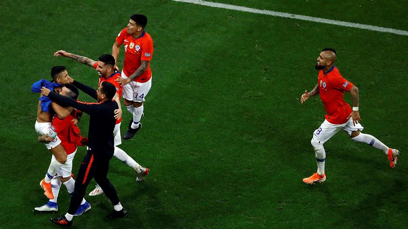 Chile pasa a 'semis' al apear a Colombia en los penaltis