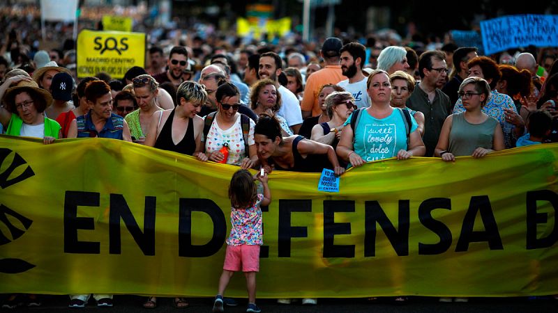 Miles de personas desafían la ola de calor para defender Madrid Central de la contaminación