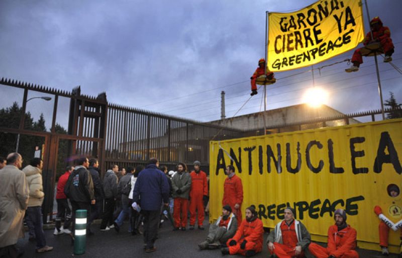 La Guardia Civil desaloja y detiene a la treintena de activistas de Greenpece que bloquean Garoña