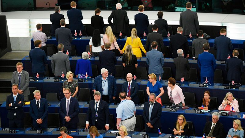 Los euroescépticos dan la espalda al himno europeo en el arranque de la novena legislatura en la Eurocámara