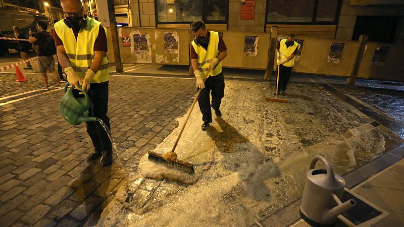 Pamplona prepara el recorrido de los encierros de Sanfermines con líquido antideslizante