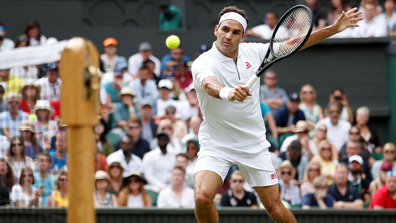 Federer cumple en su debut y Dominic Thiem dice adiós