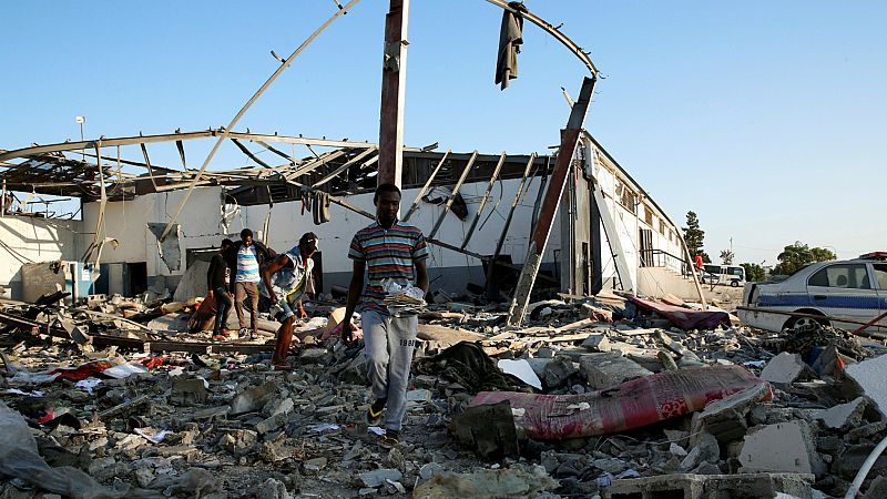 Mueren 44 personas en el ataque a un centro de detención de migrantes en Libia