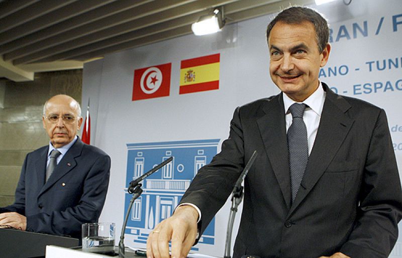 Zapatero dice que "velará" para que la posible venta de Repsol sea favorable a los intereses españoles