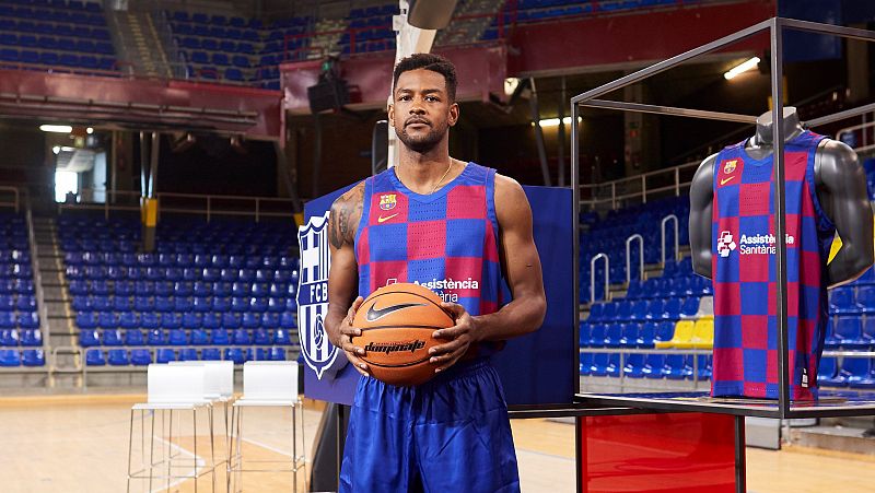 El Barça presenta a Cory Higgins y espera reforzarse con Nikola Mirotic