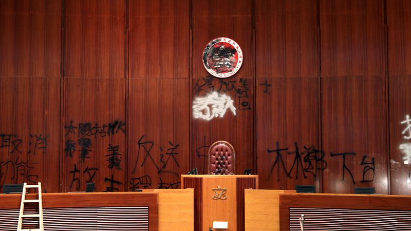 La Policía de Hong Kong detiene a una docena de personas por su vinculación con el asalto al Parlamento