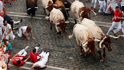 Segundo encierro de San Fermn muy veloz y limpio de los toros de Cebada Gago