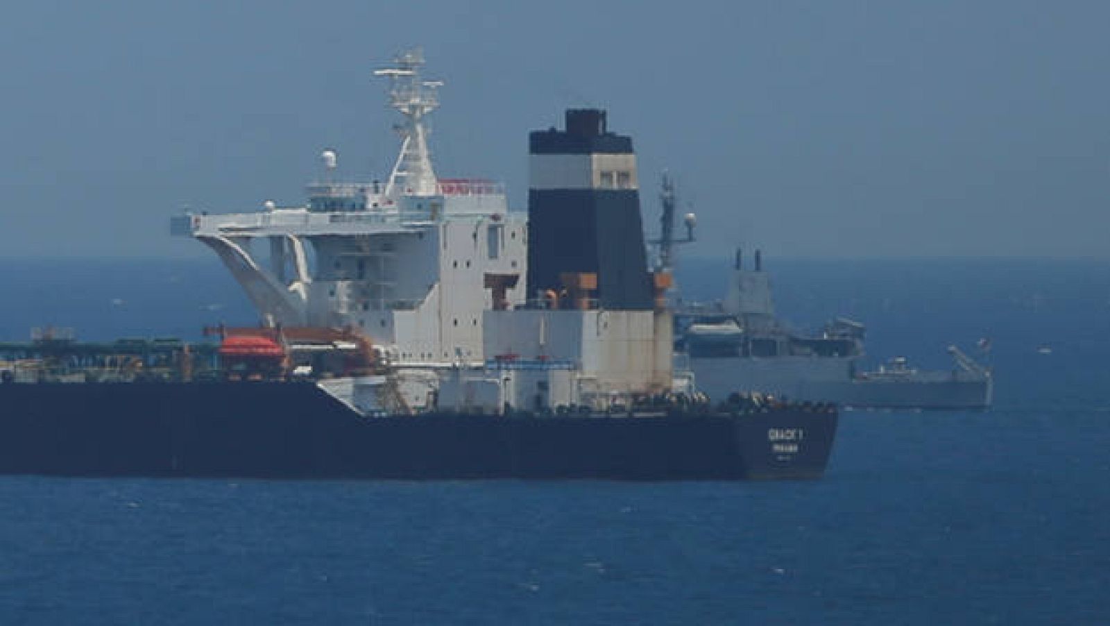 Gibraltar intercepta un superpetrolero iraní por llevar crudo a Siria en contra de las sanciones europeas | Ver
