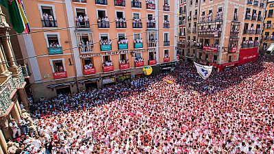 Un multitudinario chupinazo da comienzo a las fiestas de San Ferm�n 2019