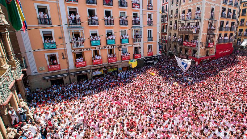 Un multitudinario chupinazo da comienzo a las fiestas de San Fermín 2019