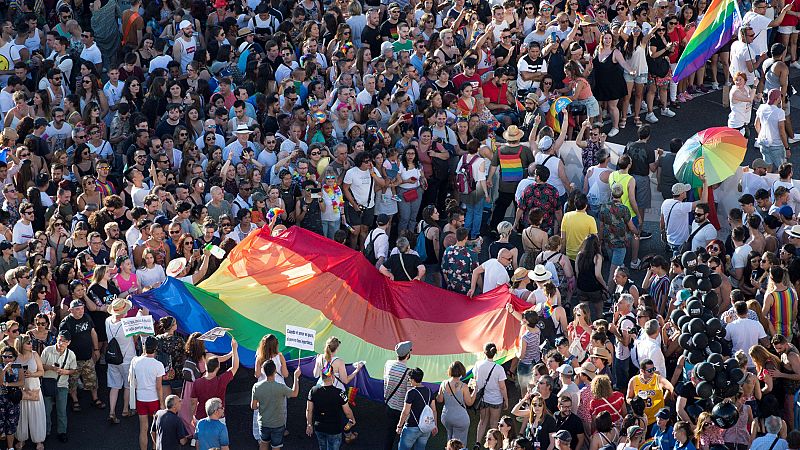 La manifestación del Orgullo 2019 recorre las calles de Madrid con un homenaje a activistas históricos