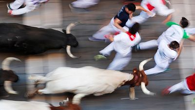 Sexto encierro de San Fermn emocionante y peligroso con un herido por asta de toro