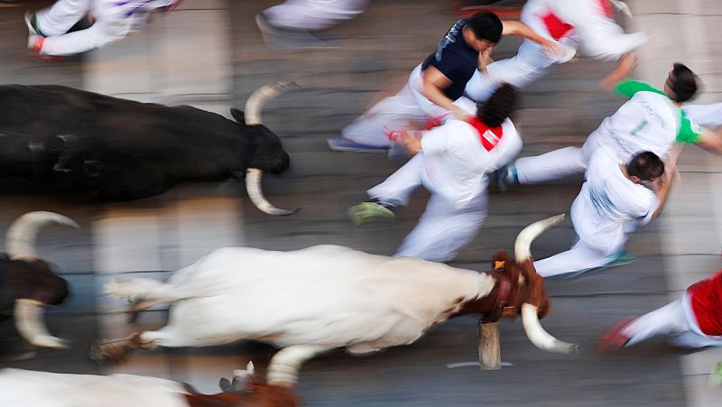 Sexto encierro de San Fermín emocionante y peligroso con un herido por asta de toro