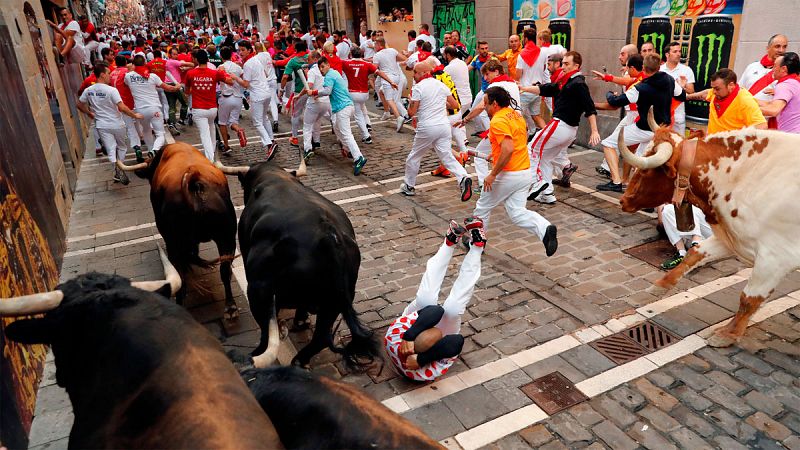 Séptimo encierro de San Fermín frenético y limpio con los toros debutantes de La Palmosilla