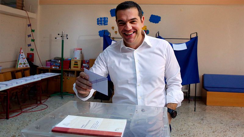 Los griegos votan en plenas vacaciones con los conservadores liderando los sondeos
