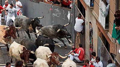 Los Miura cierran los Sanfermines con un encierro peligroso por el retraso de un colorado que deja tres corneados