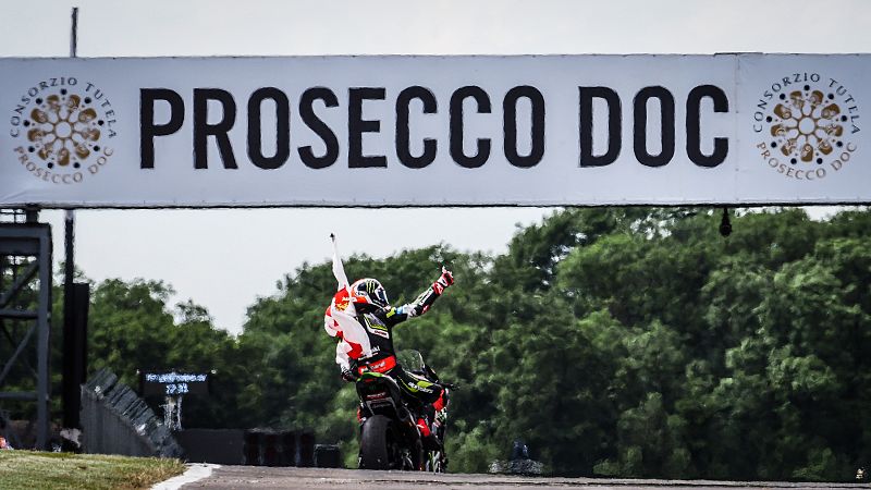 Rea firma su primer triplete del año en casa y aumenta la distancia con Bautista