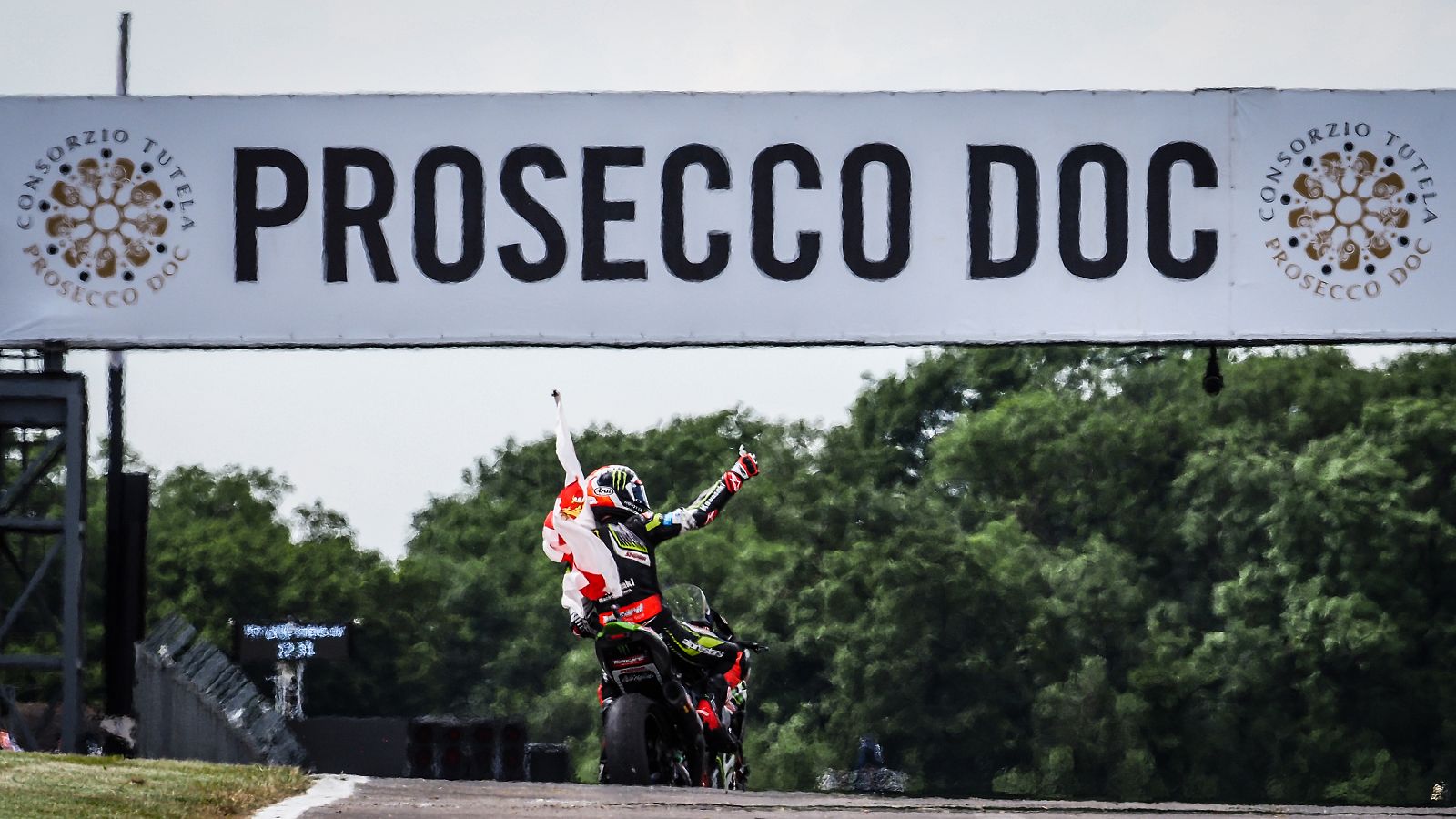 WorldSBK - Rea remata un fin de semana perfecto y aumenta su ventaja sobre Bautista | Ver