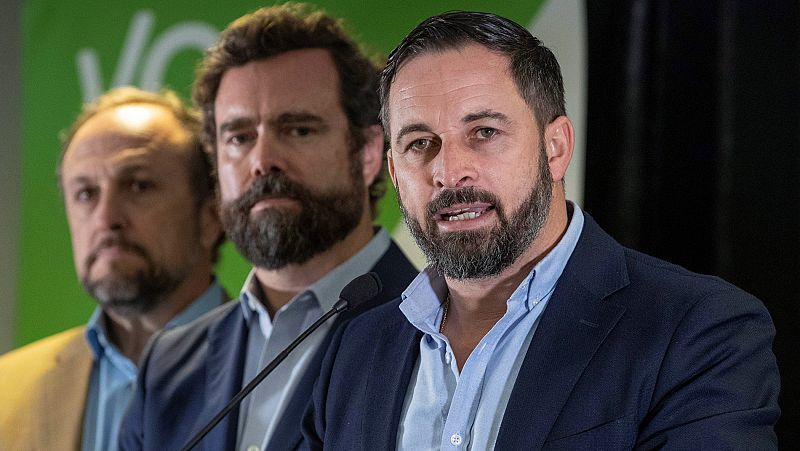 Abascal exige una reunión con Casado y Rivera y amenaza con apoyar sólo gobiernos del PP