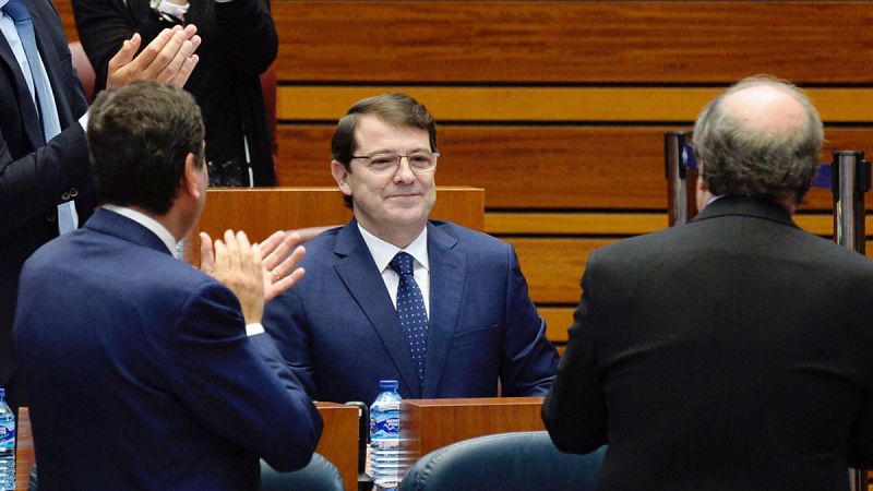 Fernández Mañueco, elegido presidente de Castilla y León con los votos de PP y Cs