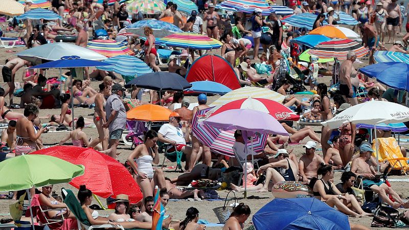 Exceltur prevé más turistas españoles y menos extranjeros este verano