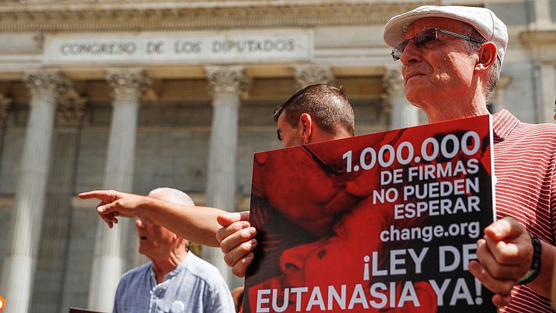 Entregan en el Congreso un millón de firmas a favor de despenalizar la eutanasia