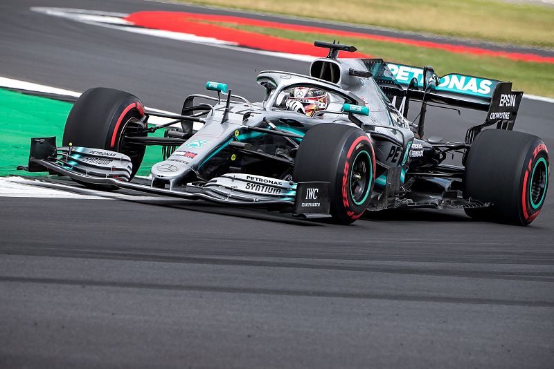 Mercedes recupera la normalidad y domina los libres de Silverstone