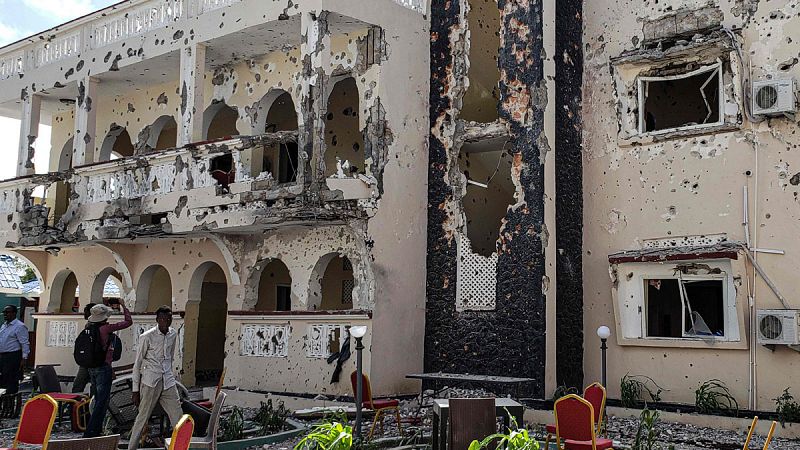 Al menos 26 muertos, entre ellos varios extranjeros, en un atentado a un hotel de Somalia