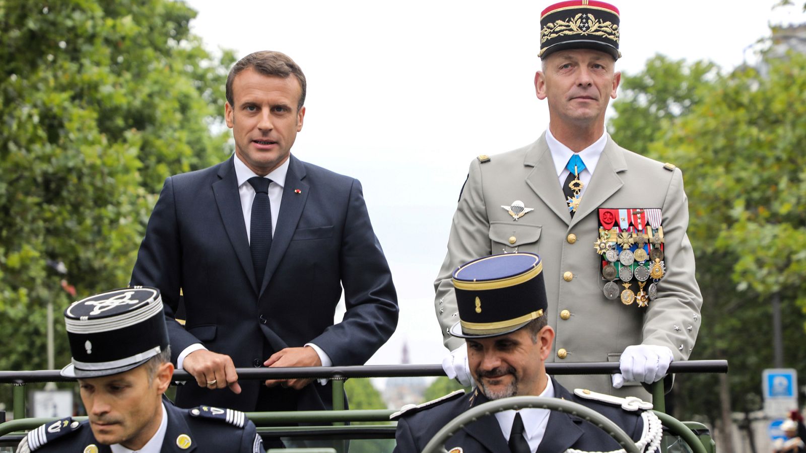 Francia celebra su fiesta nacional con el tradicional desfile militar en los Campos Elíseos de París