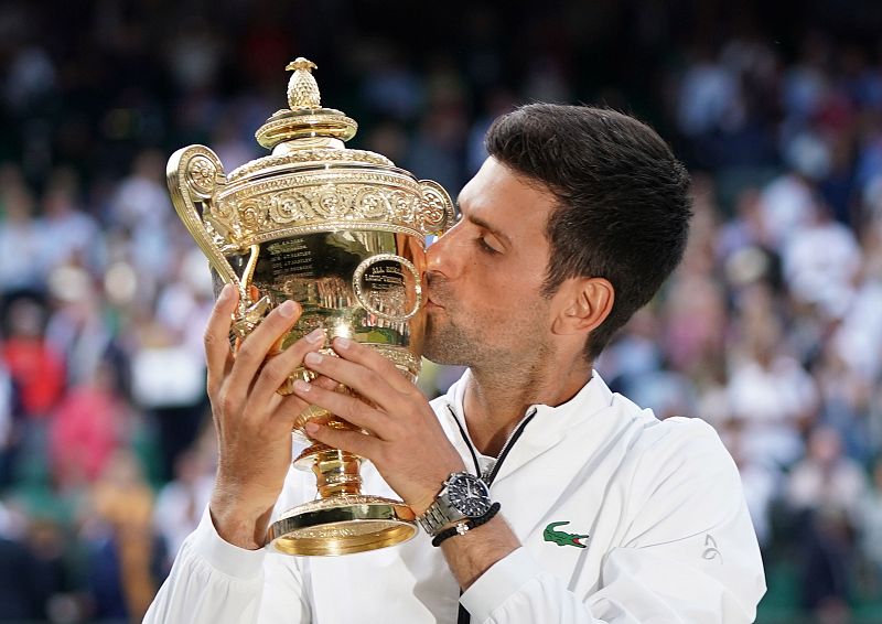Djokovic se impone a Federer en una final épica y revalida su corona en Wimbledon