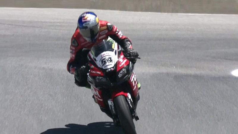 Chaz Davies supera a Jonathan Rea en la Carrera 2 y Bautista tiene que abandonar